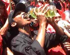 Tolak Kenaikan BBM, Simpatisan PDIP Jember Minum Bensin