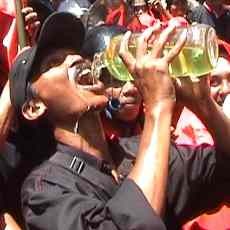 Tolak Kenaikan BBM, Simpatisan PDIP Jember Minum Bensin