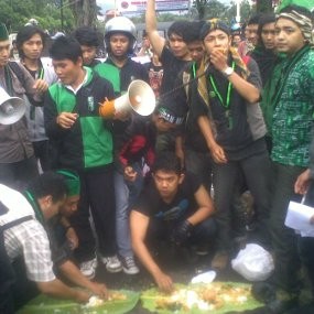  Tolak Kenaikan BBM, Massa HMI Makan Bareng di Gedung Sate