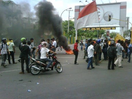 Demo Anti Kenaikan BBM, Mahasiswa USU Medan Blokir Jalan