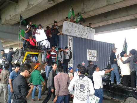 Demo Tolak Harga BBM Naik, Mahasiswa Medan Sandera Truk Sampah Demo Tolak Harga BBM Naik, Mahasiswa Medan Sandera Truk Sampah