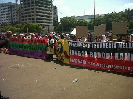 Rieke dan Indra Semangati Ibu-ibu Penggoreng Batu di Depan DPR