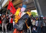 Buruh Bakar Boneka SBY Tolak BBM Naik