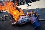 Buruh Bakar Boneka SBY Tolak BBM Naik