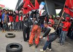 Buruh Bakar Boneka SBY Tolak BBM Naik