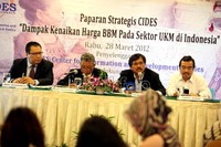 Banyak pengelola Usaha Kecil Menegah (UKM) meminta kepada pemerintah untuk memberikan kompensasi berupa kemudahan dalam membayar kredit ke bank, sebab kenaikan BBM membuat pendapatan mereka berkurang.