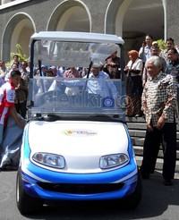 Mobil listrik yang 100 persen desain mahasiswa UGM ini mampu menempuh jarak maksimal  60 km dengan waktu pengisian batere sekitar 6 jam.