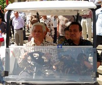Rektor UGM Prof Ir Sudjarwadi bersama rektor terpilih periode 2012-2017, Prof Dr Pratikno mencoba mengendari mobil listrik rendah emisi karya tim Semar UGM berkeliling sekitar Balairung UGM.