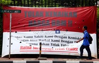 Salah satu spanduk penolakan kenaikan harga BBM terpampang di Jalan Diponegoro, Jakarta Pusat.