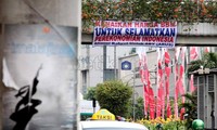 Tidak hanya spanduk yang berisi penolakan, spanduk dukungan pun juga menghiasi jalanan.