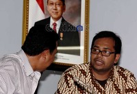Salah satu pembicara dari KontraS Haris Azhar menyindir tindakan polisi yang terkadang lepas kendali saat menangani berbagai demontrasi mahasiswa terkait unjukrasa penolakan BBM.