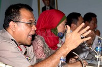 Para narasumber memaparkan pandangannya seputar perkembangan ormas dan LSM.