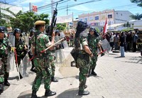 Anggota TNI AD yang sempat melepaskan tembakan peringatan selama beberapa kali ditarik mundur oleh komandannya.