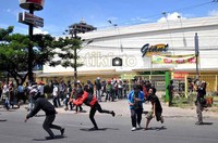 Massa mahasiswa akhirnya melempari supermarket Giant yang lokasinya berdekatan dengan kampus Universitas Muhammadiyah.