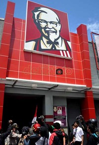 Massa mahasiswa meminta pegawai restoran KFC menutup tempatnya.