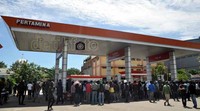 Massa sempat menduduki SPBU Pertamina yang berhadapan dengan supermarket Giant.