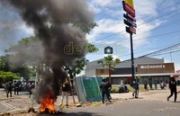 Selain supermarket Giant dan restoran KFC, massa sebelumnya menggeruduk resto Mc Donald di jalan yang sama dan membakar ban bekas di depannya.