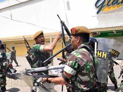 Halau Massa Anarkis, TNI Lepaskan Tembakan