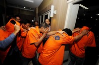 Polisi menggelandang lima tersangka bentrokan antarwarga di Tytyan, Bekasi.