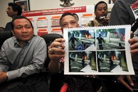 Polisi menunjukkan foto bentrokan antarwarga di Kompleks Tytyan yang menewaskan 2 orang warga.