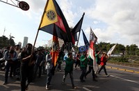 Masa sempat memblokir jalan di depan Gedung MPR/DPR RI, Jalan Gatot Subroto, Jakarta, Rabu (28/03).