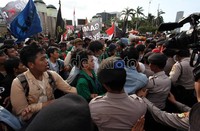 Aksi mereka dihadang oleh aparat kepolisian yang berjaga di depan Gedung MPR/DPR RI, Jakarta.