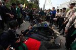 Demonstran Blokir Jalan Gatot Subroto