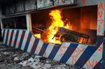 Tolak BBM Naik, Massa Bakar Pos Polisi
