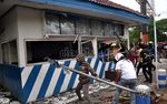Tolak BBM Naik, Massa Bakar Pos Polisi