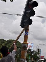 Tolak BBM Naik, Massa Bakar Pos Polisi