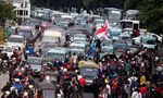 Mahasiswa Pawai dan Bakar Ban, Salemba Macet