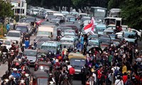 Banyaknya kendaraan ketika jam pulang kantor membuat jalan raya seluruhnya tertutup badan kendaraan.