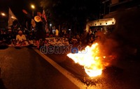 Massa berorasi dan membakar ban.