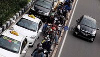 Berusaha menghindari kemacetan, para pengendara menerobos jalur busway. Namun jalur busway tetap tak bergerak.