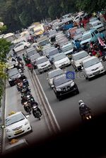 Mahasiswa Pawai dan Bakar Ban, Salemba Macet