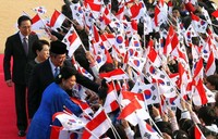 SBY juga disambut anak-anak yang mengibarkan bendera Korsel dan bendera Indonesia.