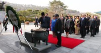 SBY meletakkan karangan bunga di Korean National Cemetery atau Taman Makam Pahlawan Nasional Korea di Dongjak, Seoul, Korea Selatan.