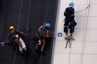 Selain itu, juga akibat komitmen perusahaan dan komitmen pekerja yang rendah.