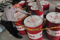 Polisi menunjukkan 13 drum atau lebih kurang 2,6 ton Bahan Bakar Minyak (BBM) bersubsidi jenis Minyak Tanah yang disita di Polres Padangpariaman, Kab.Padangpariaman, Sumbar, Rabu (28/3). ANTARA/Iggoy el Fitra.