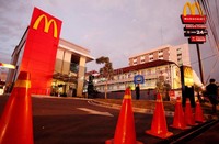 Mc Donalds Salemba memilih tutup karena takut demo mahasiswa berujung rusuh.