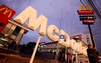 Meski biasanya buka 24 jam, demi keamanan hari ini, McD memilih tutup.