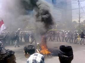 Demo Tolak Kenaikan Harga BBM di Malang Berakhir Bentrok