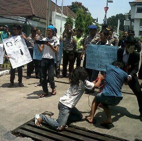 Massa Dipatiukur Bersuara Geruduk SPBU Petronas di Dago