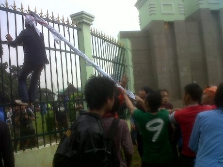 Barracuda dan Ratusan Dalmas Usir Demonstran dari DPR