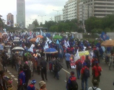 Ribuan Buruh Padati DPR, Lalin ke Slipi Dialihkan