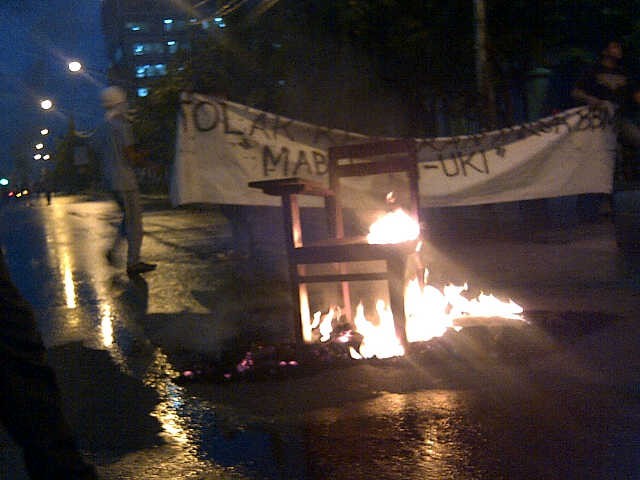 Demo Anti BBM Naik, Mahasiswa Bakar Kursi & Ban di Jl Diponegoro Demo Anti BBM Naik, Mahasiswa Bakar Kursi & Ban di Jl Diponegoro