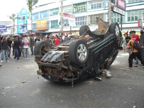 Usai Demo Kenaikan BBM, Mahasiswa Kendari Bakar Mobil Dinas