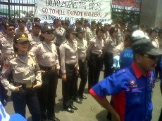 Jepret! Demonstran di DPR Curi-curi Kesempatan Foto Bareng Polwan