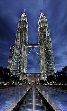 Kebakaran di Petronas, Ratusan Orang Dievakuasi