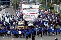 Buruh memblokir Jalan Gatot Subroto, Jakarta.